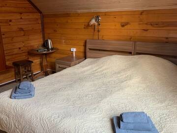 Двухместный номер с 2 отдельными кроватями и общей ванной комнатой в Гостинице Манжерок