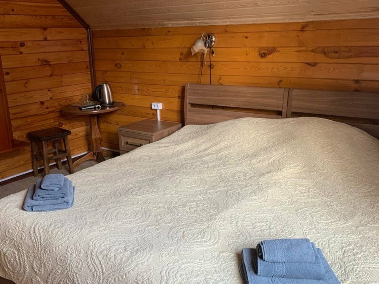 Двухместный номер с 2 отдельными кроватями и общей ванной комнатой