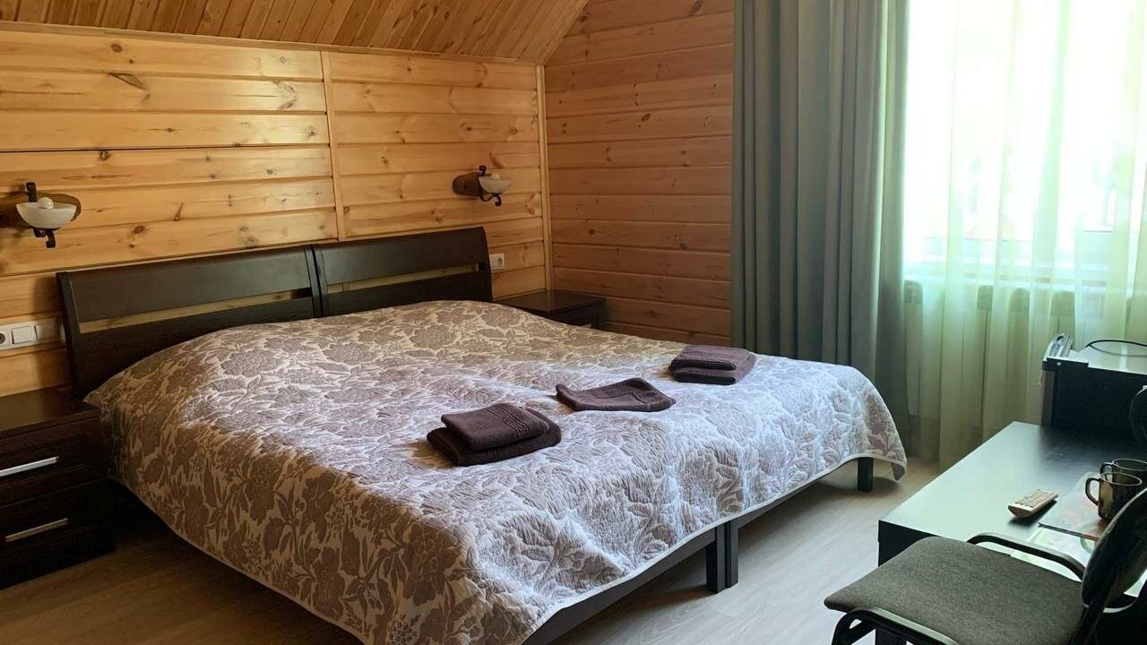 Номер полулюкс с 1 двуспальной кроватью (с завтраком)